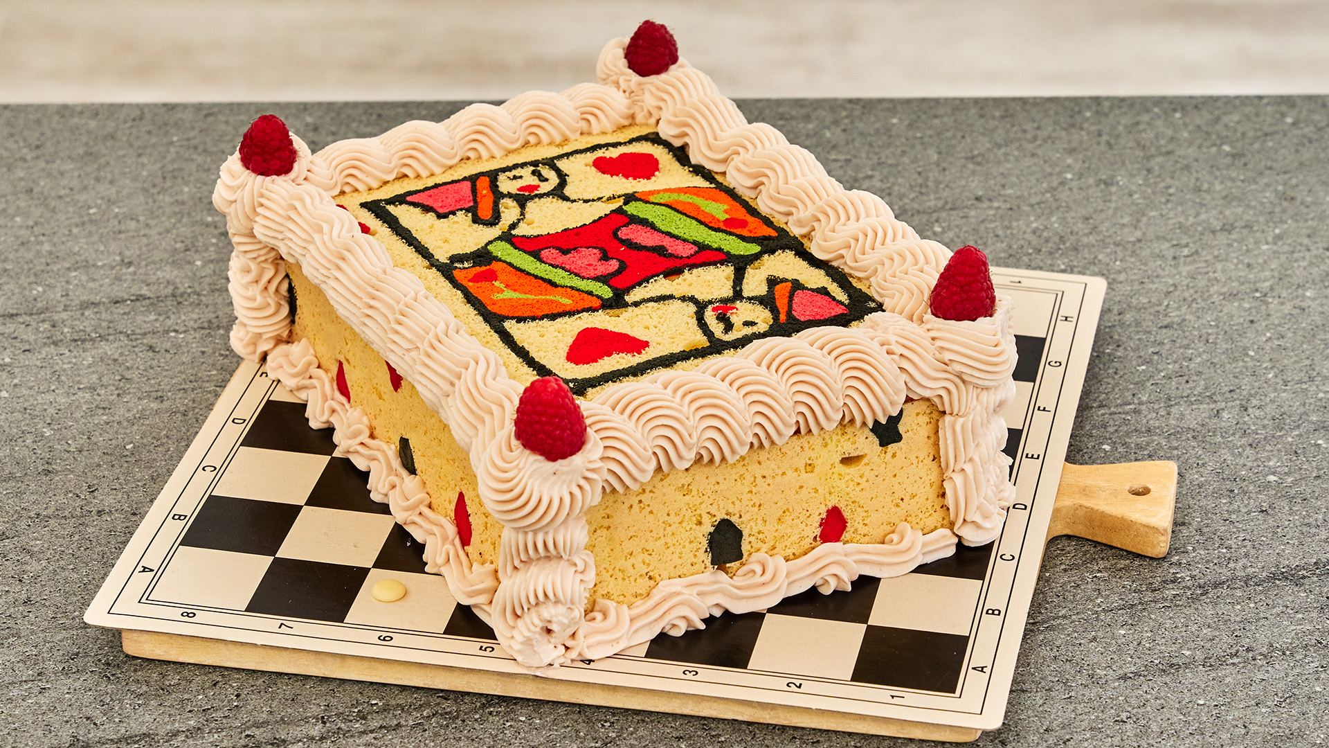 Suprisetaart met red velvet, frambozen en witte chocolade