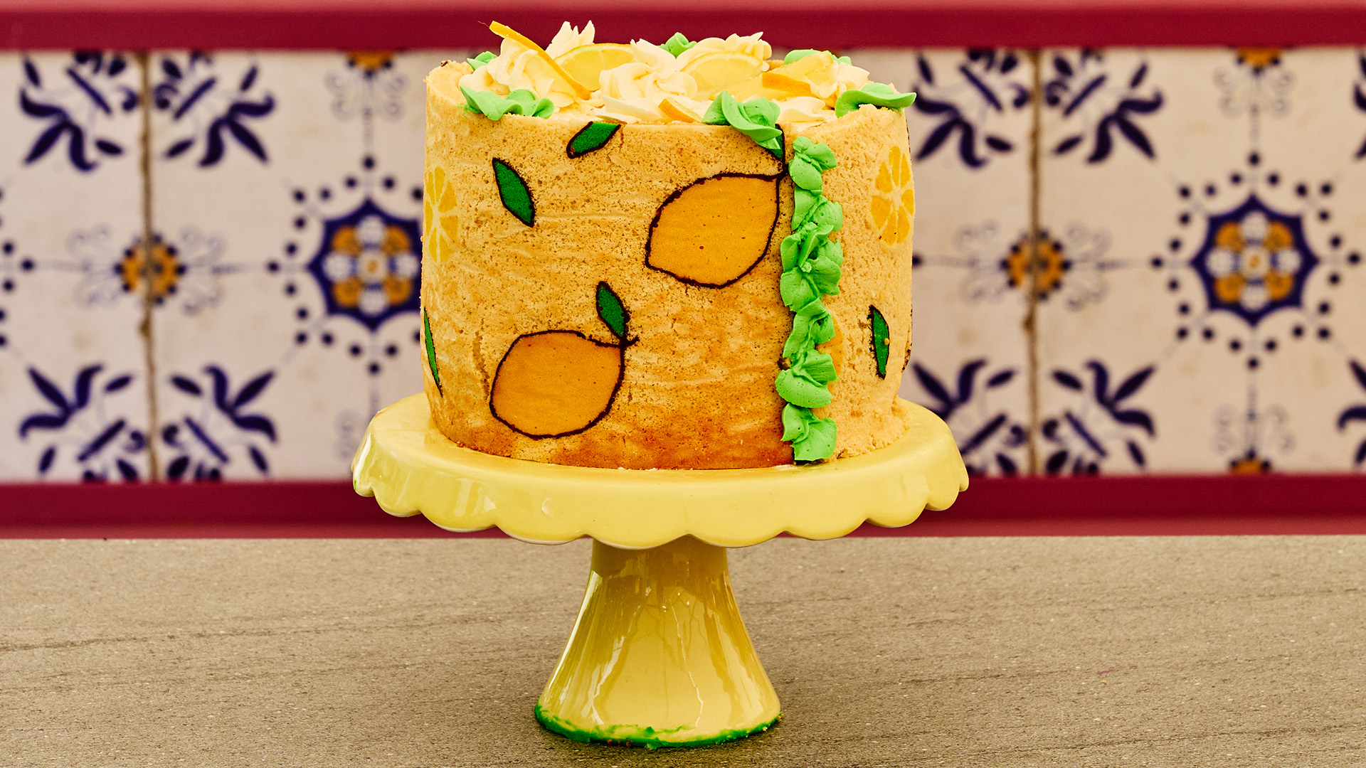 Suprisetaart met lemon curd en basilicummousse