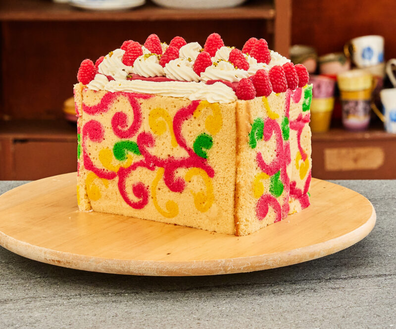 Suprisetaart met frambozen en pistache