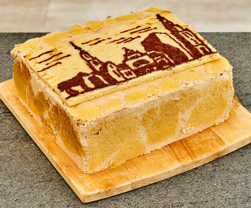 Suprisetaart met Groningse citroenlikeur en zure snoepjes