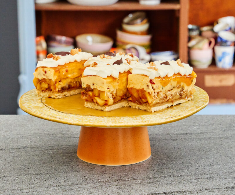 2 klassiekers in 1: appel–bitterkoekjes chipolatagebak