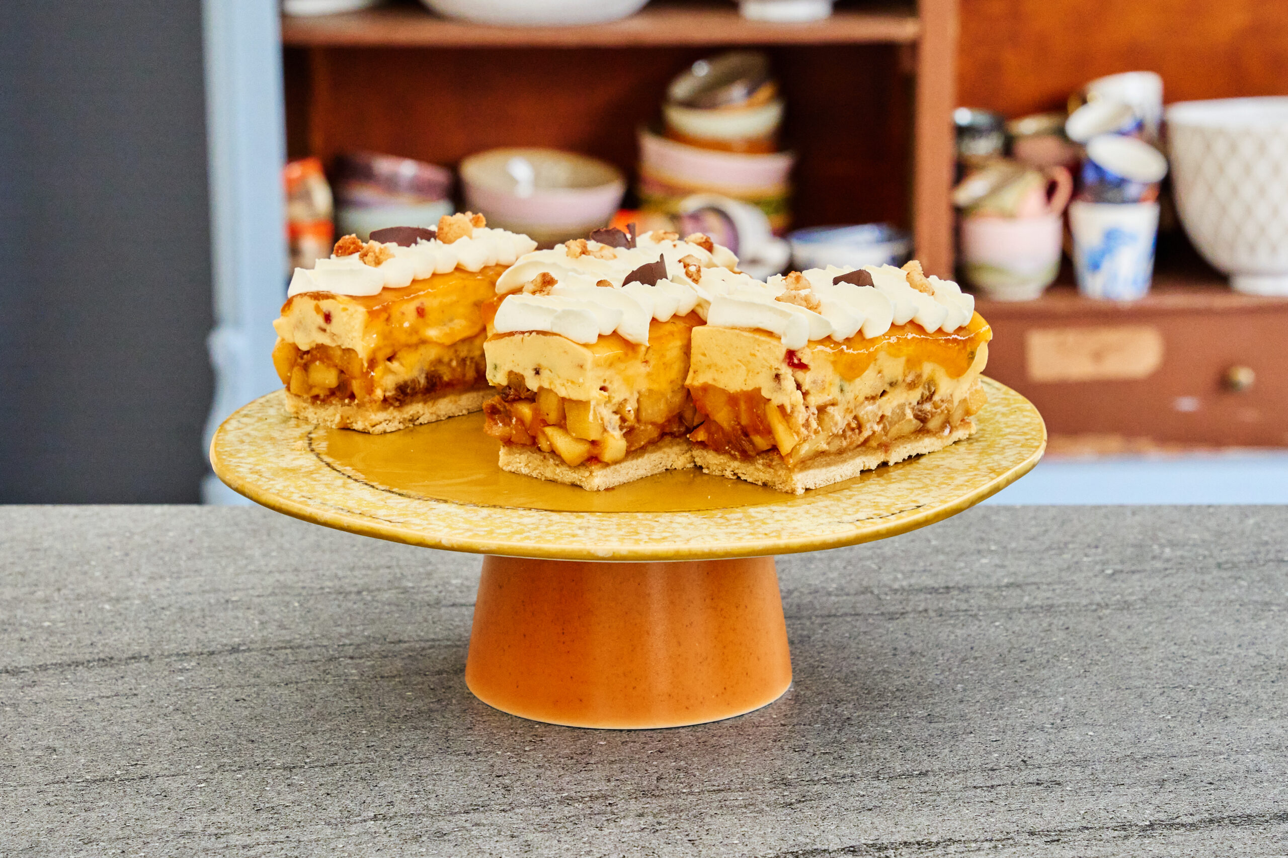 2 klassiekers in 1: appel–bitterkoekjes chipolatagebak