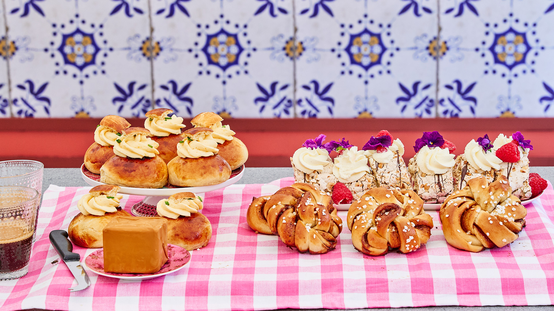 Fika spektakel met kardemom koffiebroodjes en havermoutkoeken