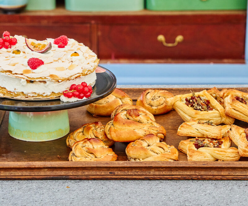 Fika spektakel met meringue passievruchttaart en blauwe kaas-taartjes