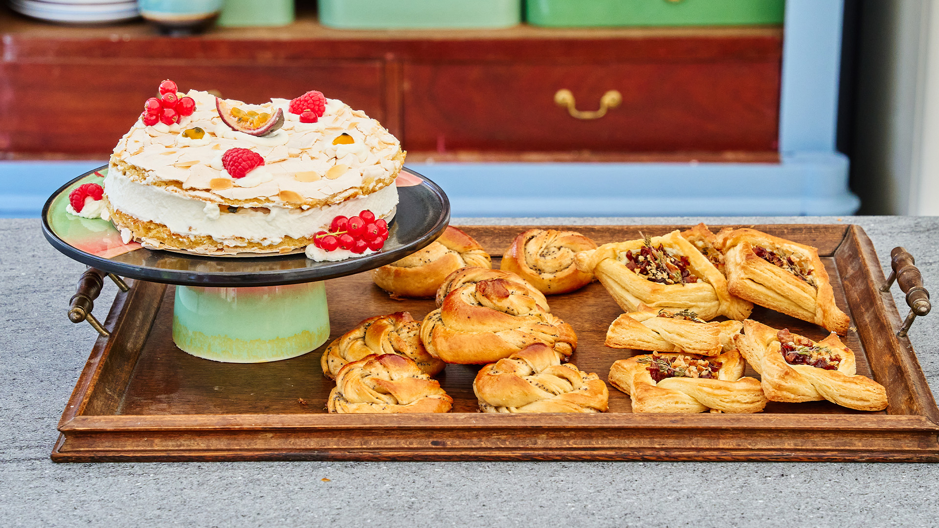 Fika spektakel met meringue passievruchttaart en blauwe kaas-taartjes