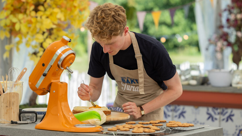 Jurian aan het bakken in de tent.