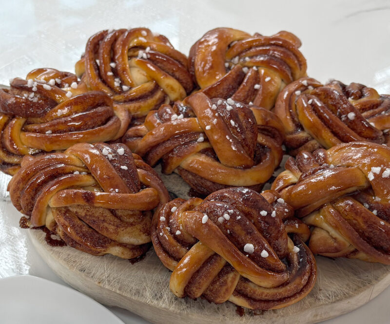 Bakbasis met Robèrt: zo knoop je kardemombullar