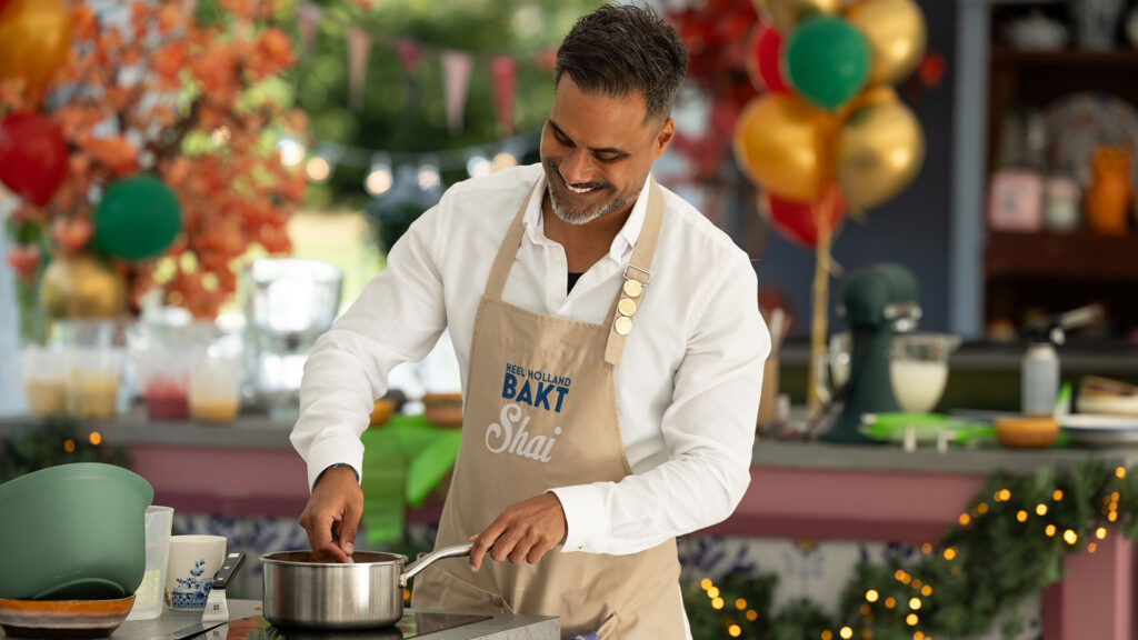 Shai aan het bakken in de tent.