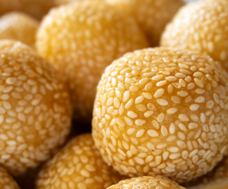 Knapperig en chewy: zo maak je zelf Chinese sesamballetjes
