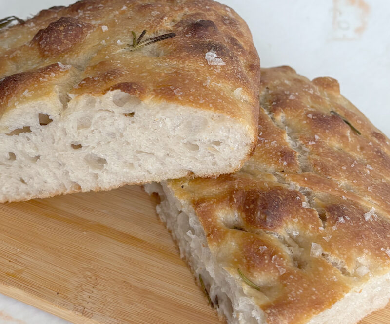 Luchtige zuurdesem focaccia met een knapperige korst