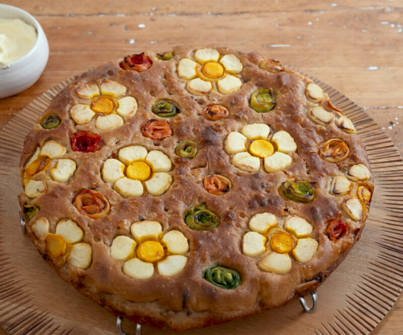 Zoete focaccia met appel, kardemom en kaneel