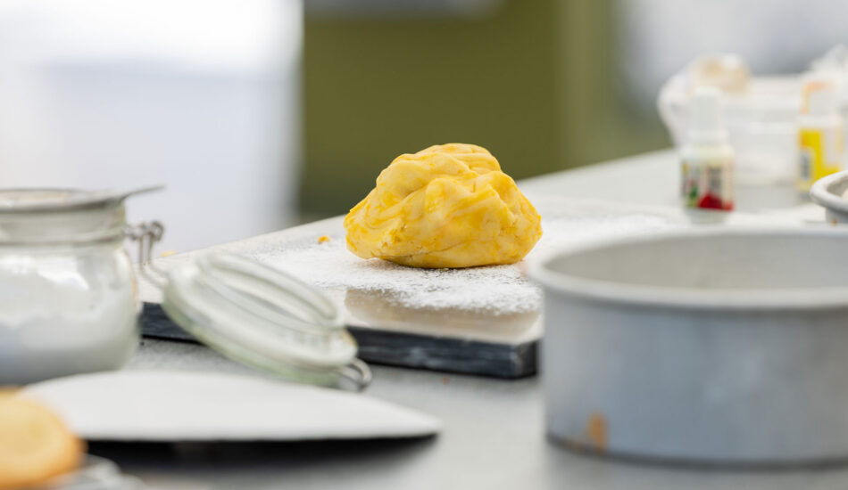 Deeg op een werkbank