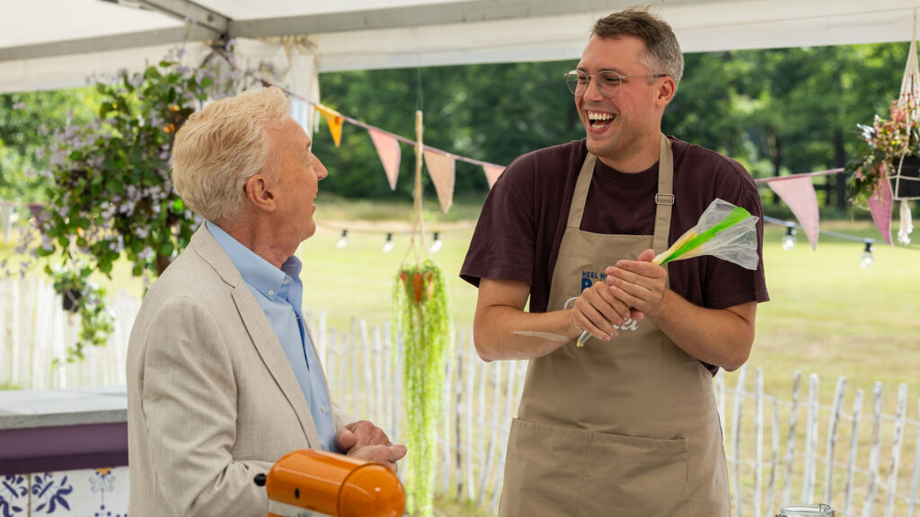 Daniel met André van Duin in de tent.
