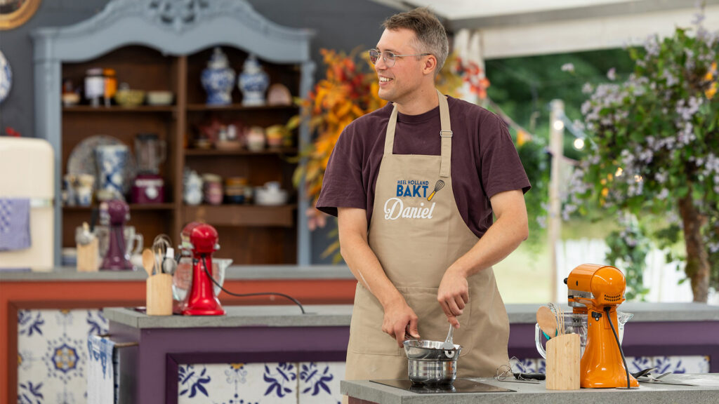 Daniel in de tent van Heel Holland Bakt.