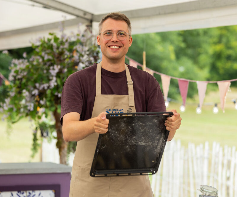 Daniel in de tent van Heel Holland Bakt.