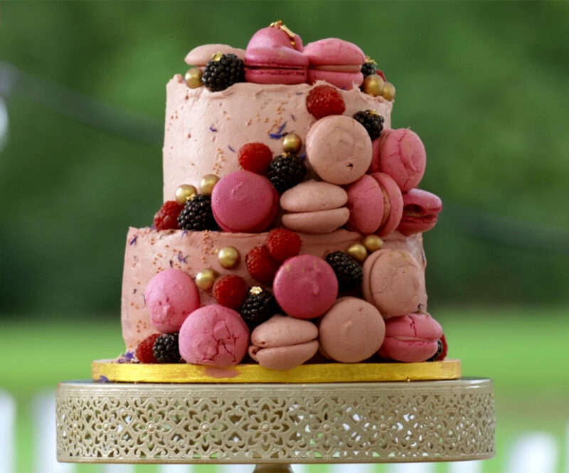 Macarontaart met kardemom, rood fruit en rozen