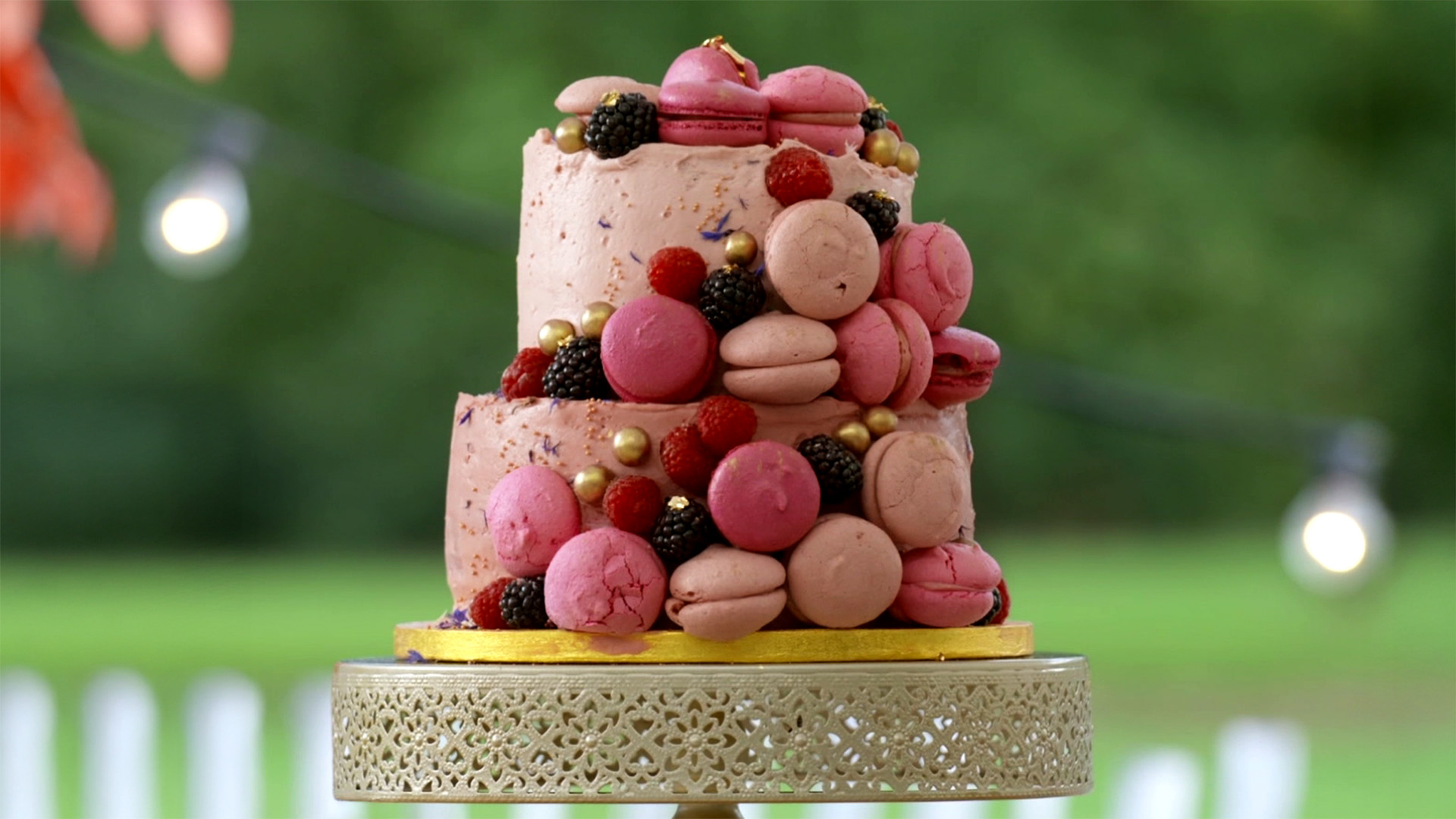 Macarontaart met kardemom, rood fruit en rozen