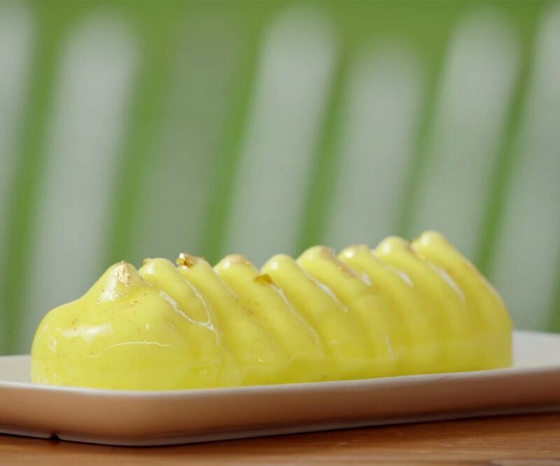 Spiegeltaart met kokos, kaffir lime & koenier