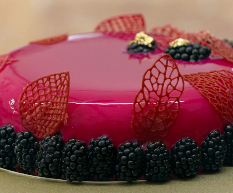 Spiegeltaart van red velvet biscuit en Ruby-chocolademousse