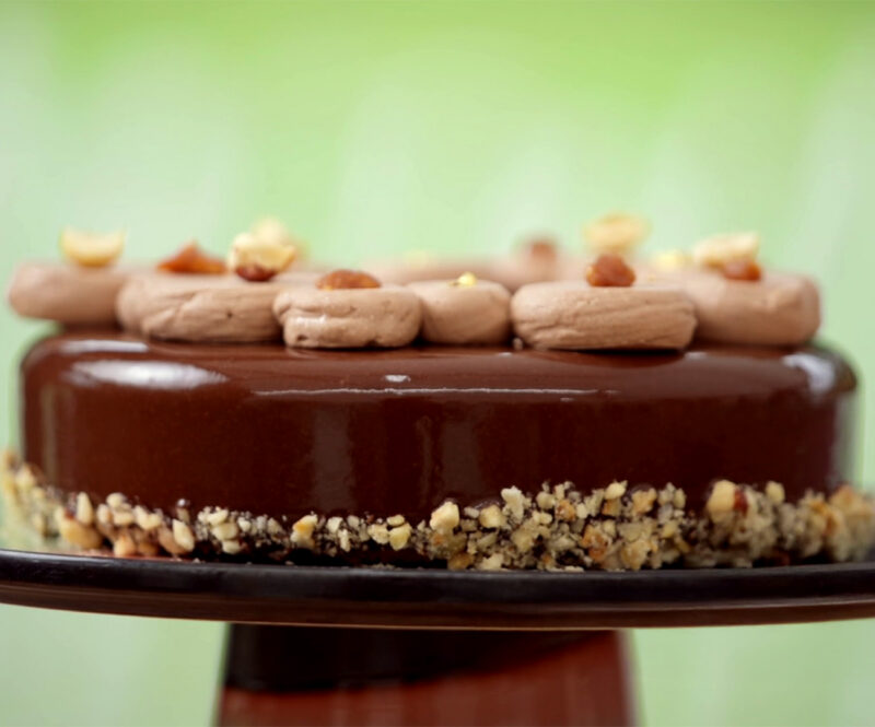 Spiegeltaart van hazelnotencake en koffie-chocolademousse