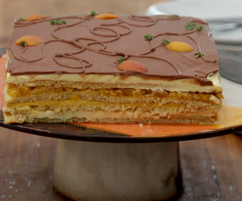 Operataart met abrikozen en citroentijm-banketbakkersroom