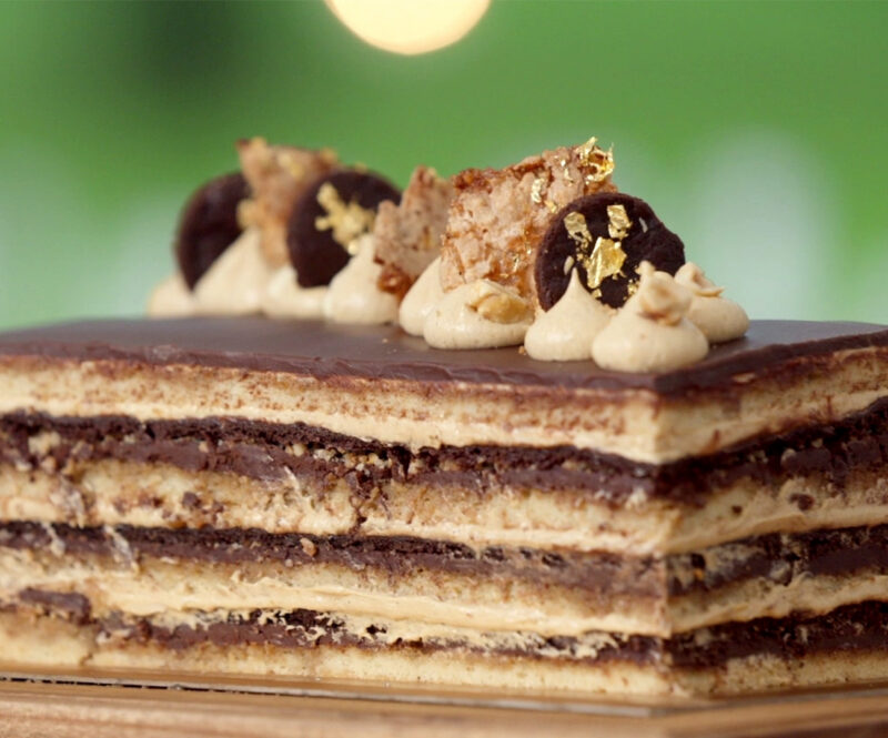 Operataart met koffie en gekarameliseerde hazelnoot