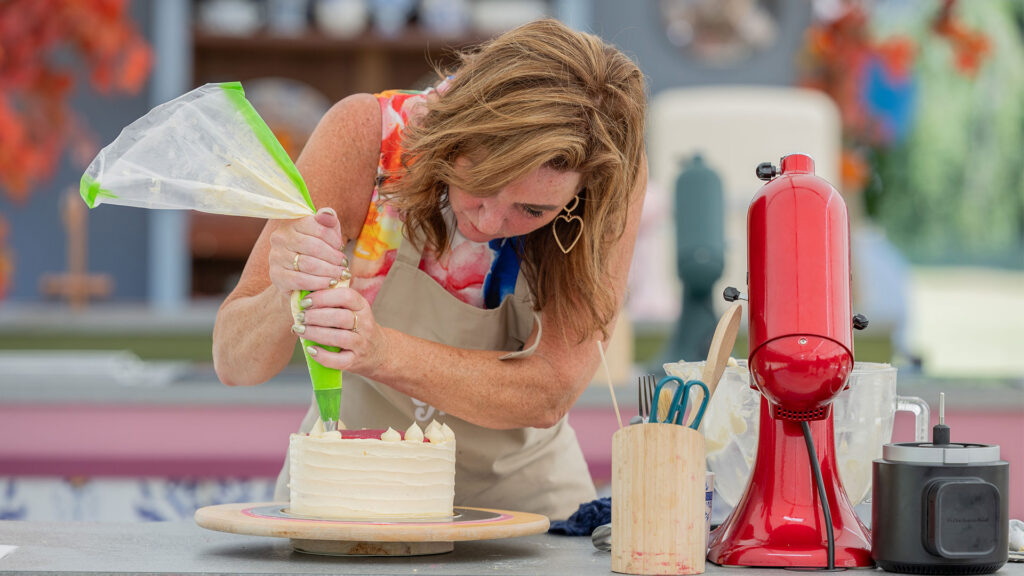 Ine aan het werk in de tent.