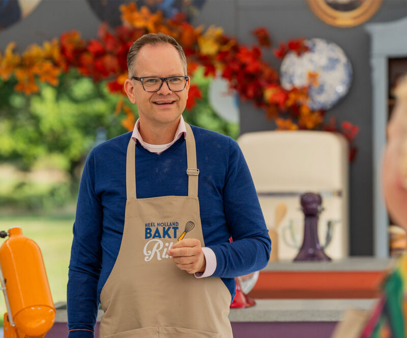 Rik in de tent van Heel Holland Bakt.