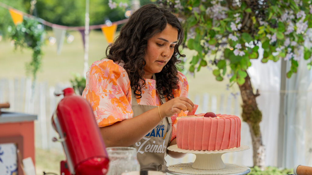 Zeinab in de tent van Heel Holland Bakt.