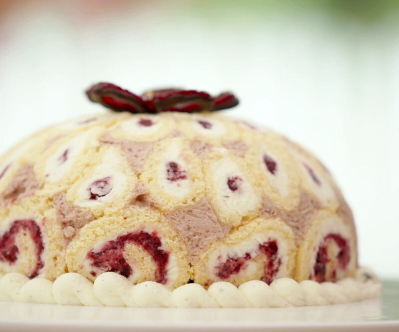 Swiss roll bombe met kersen, amandel en chocolade