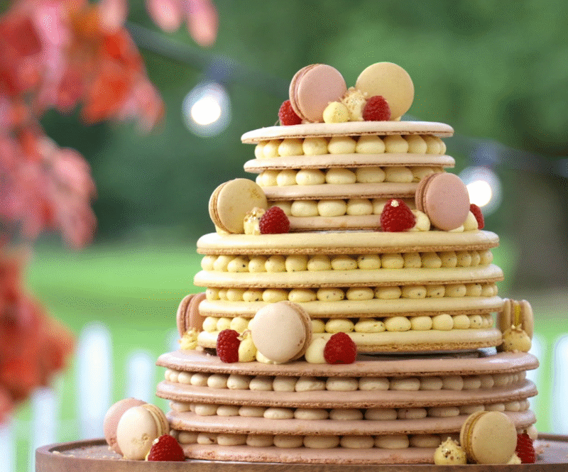 Macarontaart met frambozen-rozen en passievrucht-saffraan
