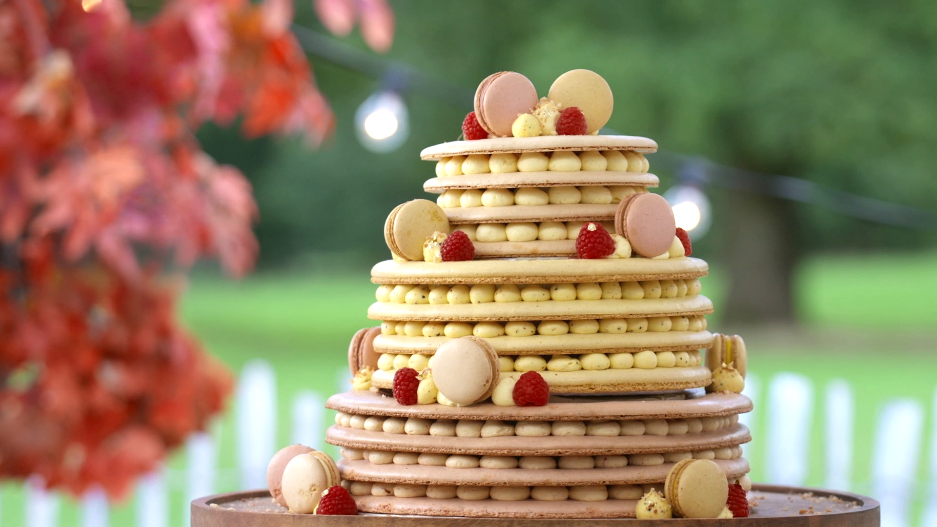 Macarontaart met frambozen-rozen en passievrucht-saffraan