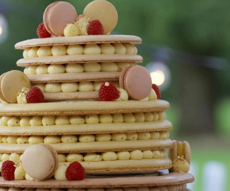 Macarontaart met frambozen-rozen en passievrucht-saffraan