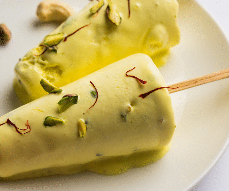 Maak je eigen kulfi ijs! Romig Indiaas dessert met pistache en kardemom