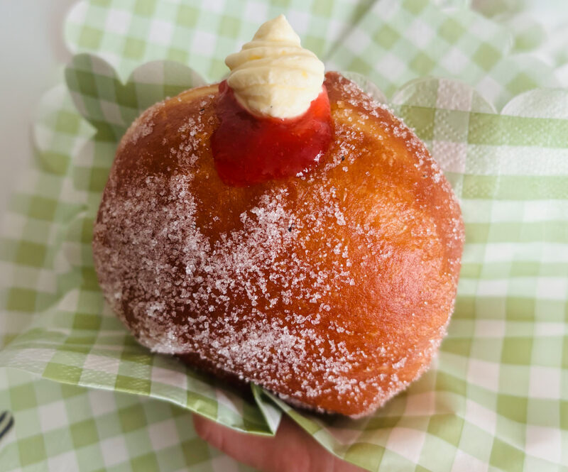 Gevulde donuts met vanilleroom en rabarberjam