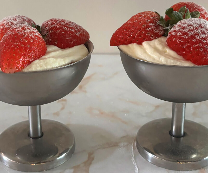 Aardbeientiramisu in een éénpersoonscoupe: dit toetje hoef je met niemand te delen!