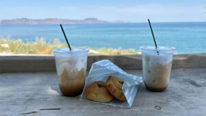 Twee freddo cappuccino's met uitzicht op zee (ijskoffie).