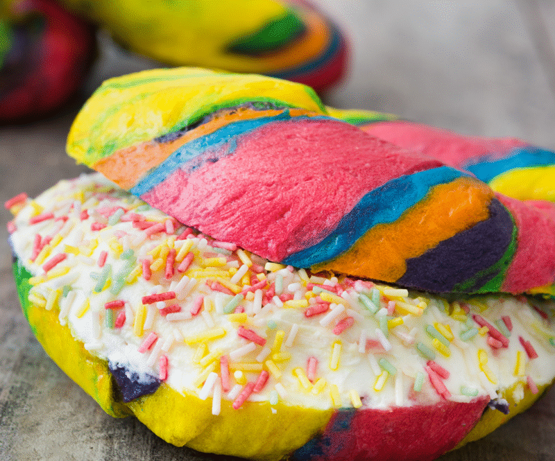 Zo maak je zelf kleurrijke regenboogbagels