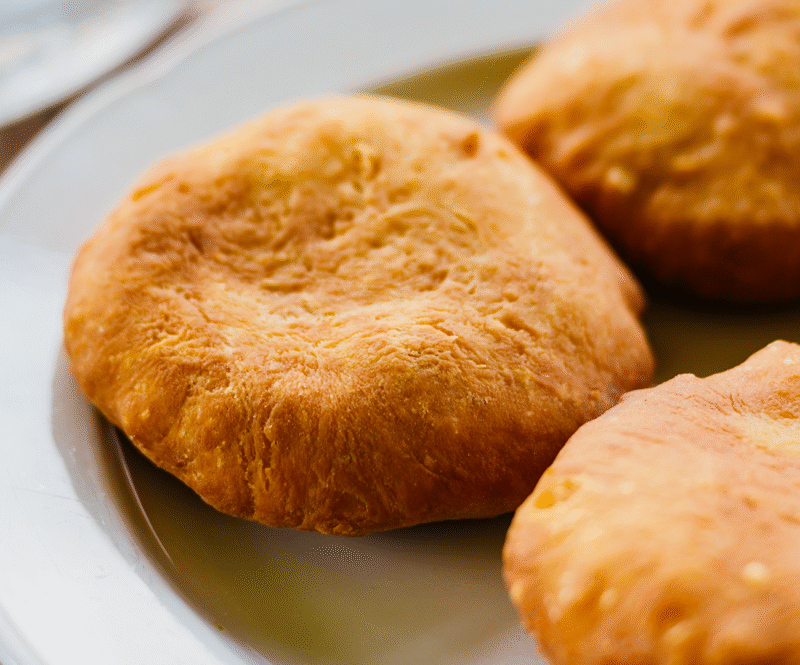 Johnny Cakes: zo maak je het Curaçaose broodje met zijn verrassende naam