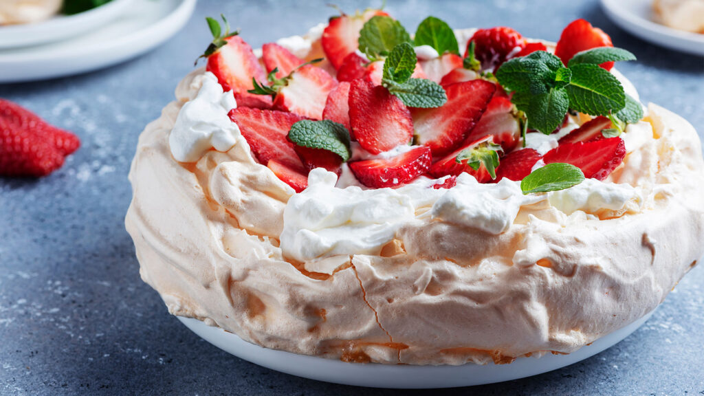 Pavlova met rood fruit en munt