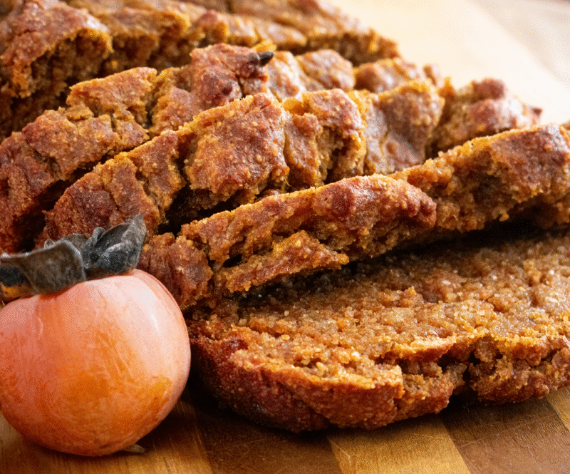 Kakibrood met rozijnen en pecannoten