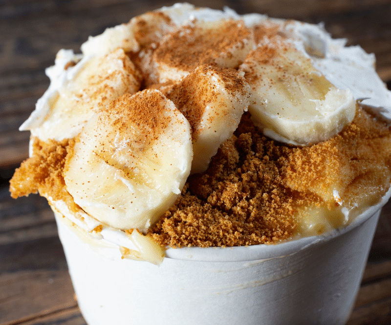 Dit wil je maken: bananenpudding met gezouten karamel en speculaas
