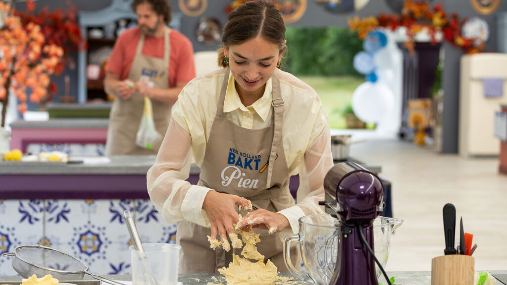 Pien aan het werk achter haar werkbank.