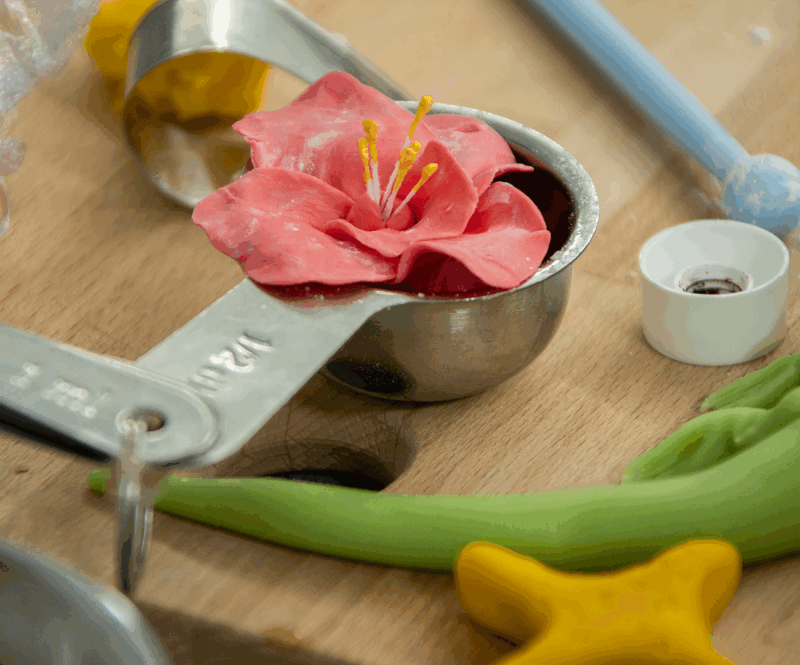De beste manieren om je decoraties vast te plakken aan je baksels