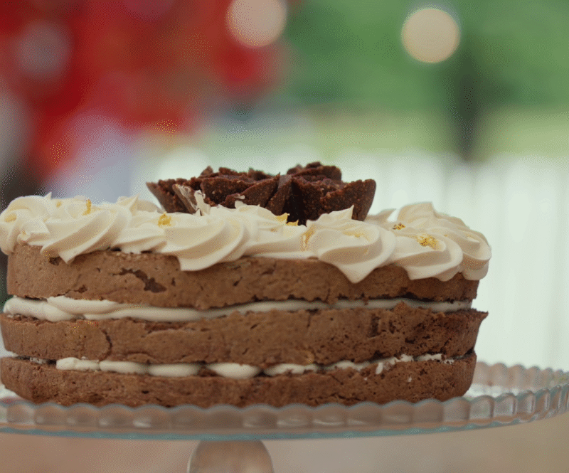 Chocolade-hazelnoottaart met karamel botercrème en gouden ganache