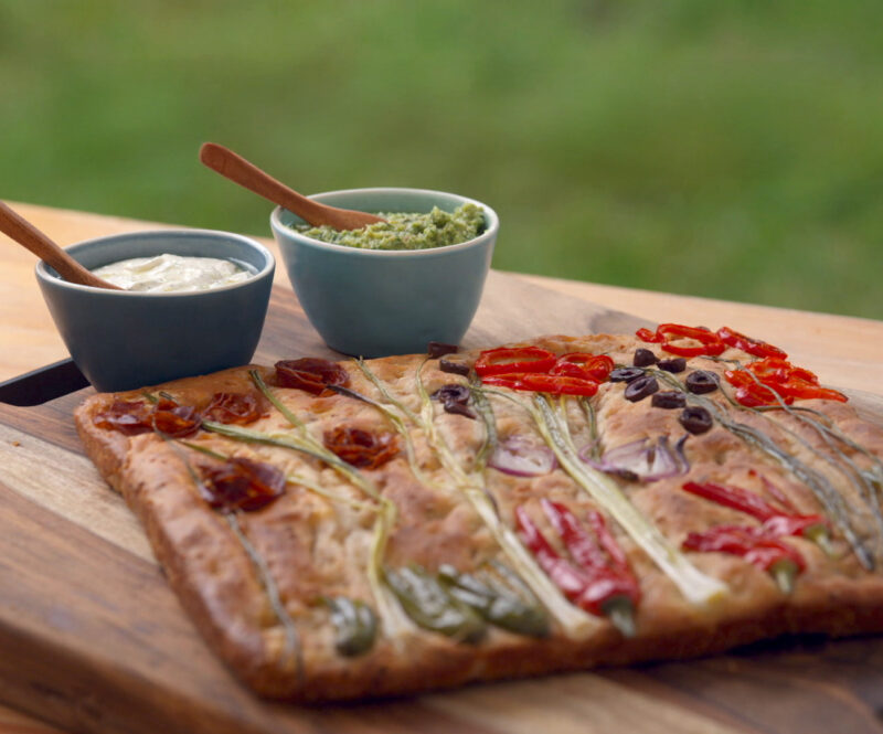 Rijke focaccia met spek, knoflook en zelfgemaakte smeersels