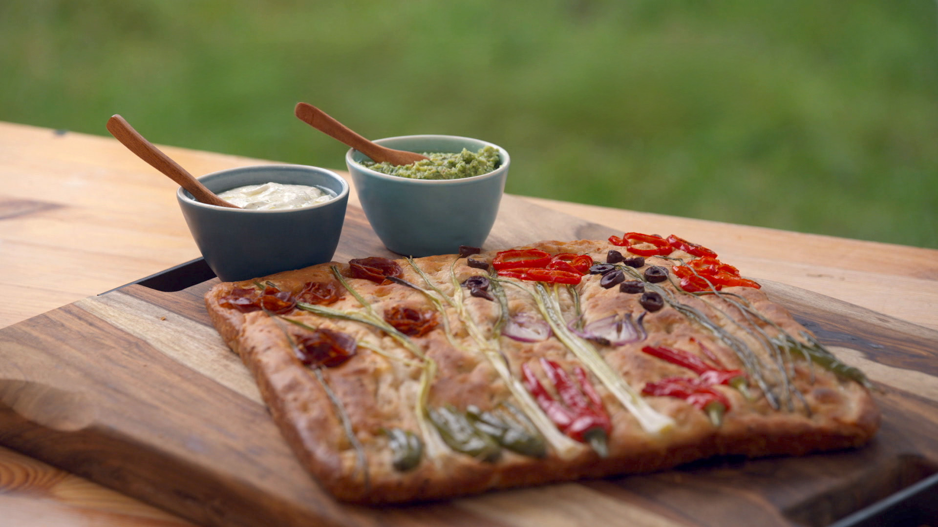 Rijke focaccia met spek, knoflook en zelfgemaakte smeersels