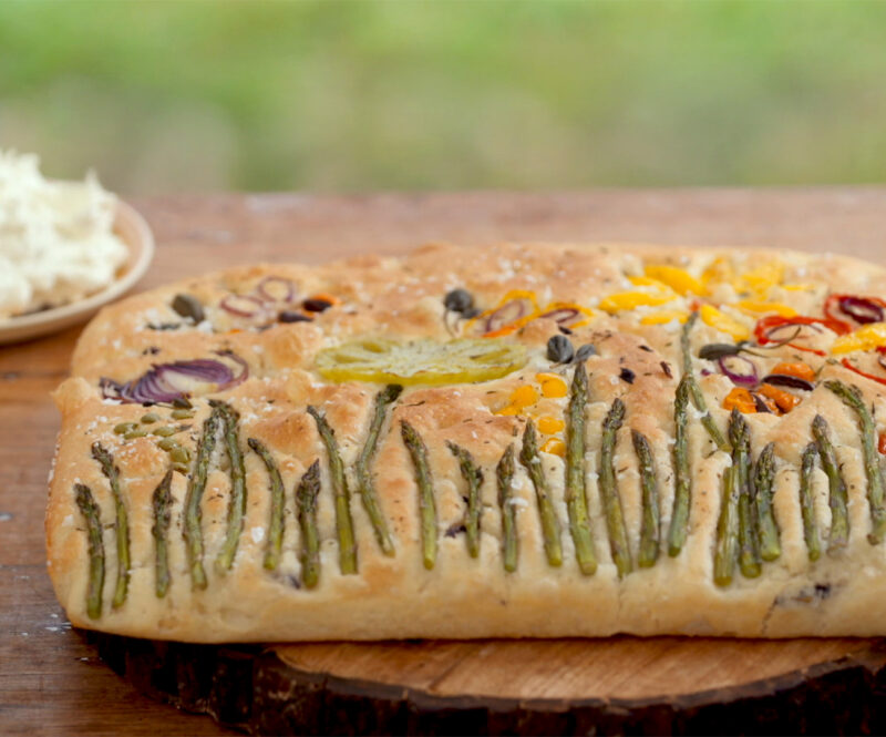 Focaccia met asperges, paprika en olijven