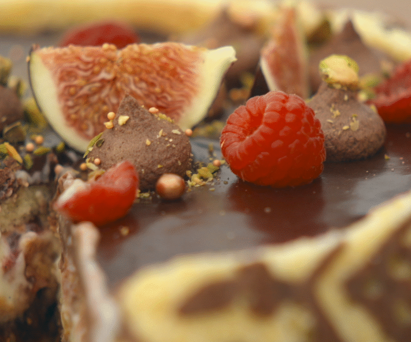 Decoratiebeslagtaart met dadel, pistache en framboos