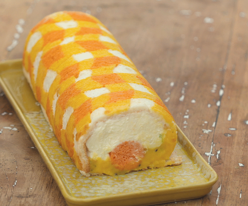 Decoratiebeslagtaart met kokos, passievrucht en mango